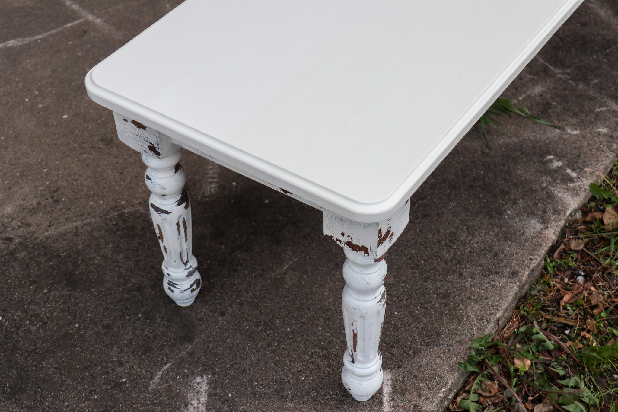 White Farmhouse Dining Table &amp; Bench with Distressed Legs